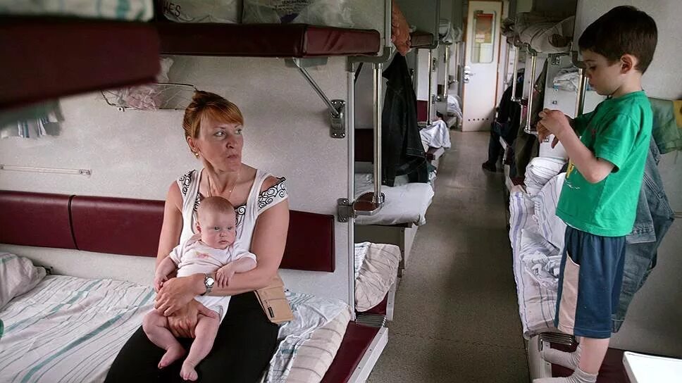 Мальчики поезд с мамой. Поезда для детей. Дети в плацкарте. Поезд плацкарт с детьми. Плацкарт в поезде.