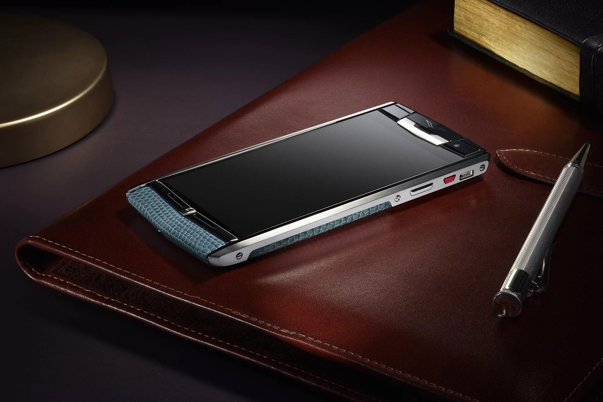Фото телефона на столе. Vertu iphone. Стильный телефон. Смартфон шикарный. Дорогой смартфон.