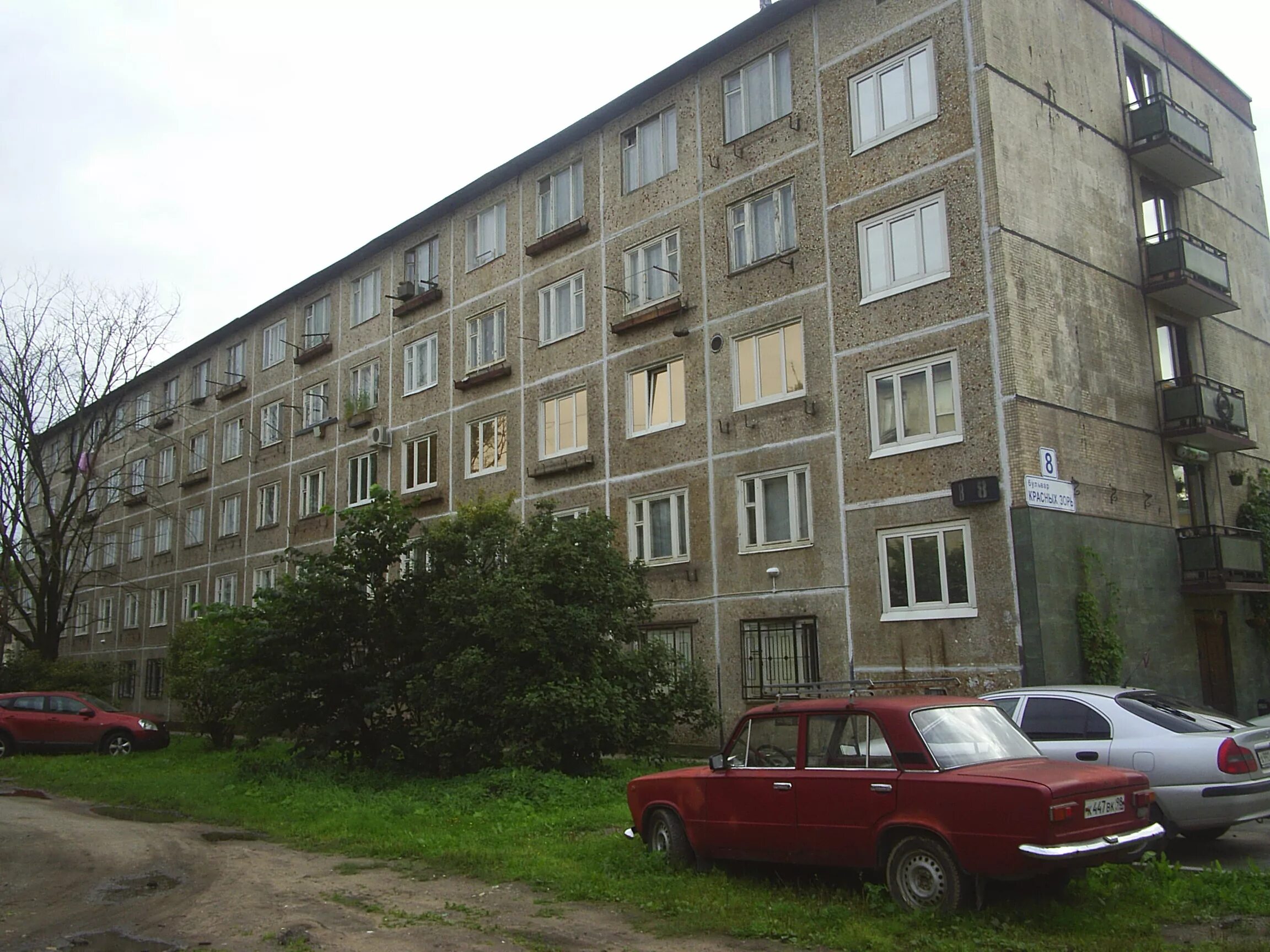 Дом 5 фото. Панельный дом 5ти этажка. Бульвар красных Зорь 8. Панельный дом 5 этажка. Бульвар красных Зорь дом 4.