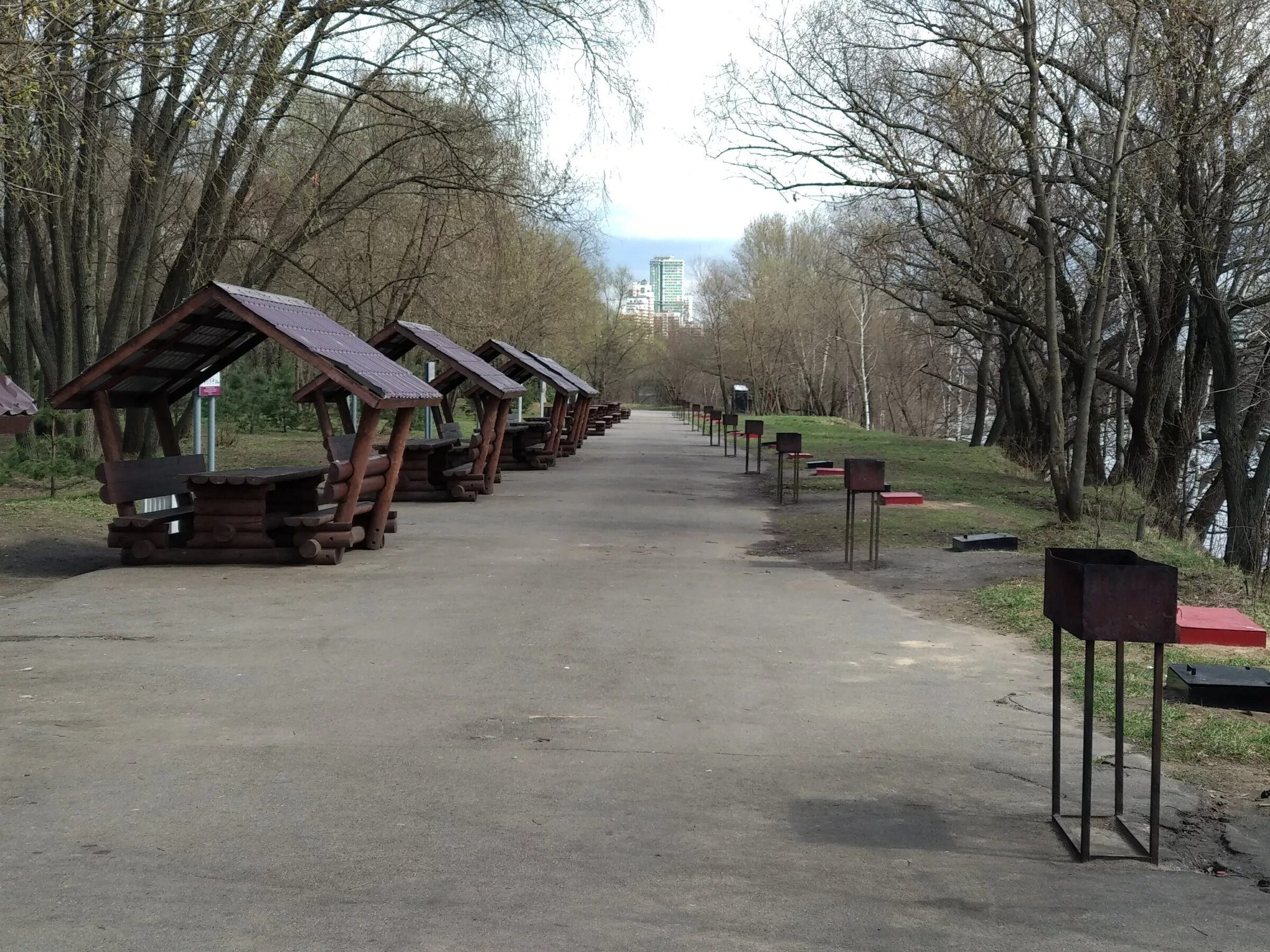 Пожарить шашлык в москве. Серебряный Бор парк Шашлычная зона. Серебряный Бор беседки для шашлыка. Серебряный Бор Москва мангальная зона. Серебряный Бор пикниковая зона шашлыки.