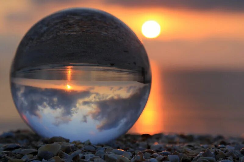 Жизнь мечты. Мир сквозь призму. Отражение в мыльном пузыре. Мир очень хрупок. Хрупкость мира.