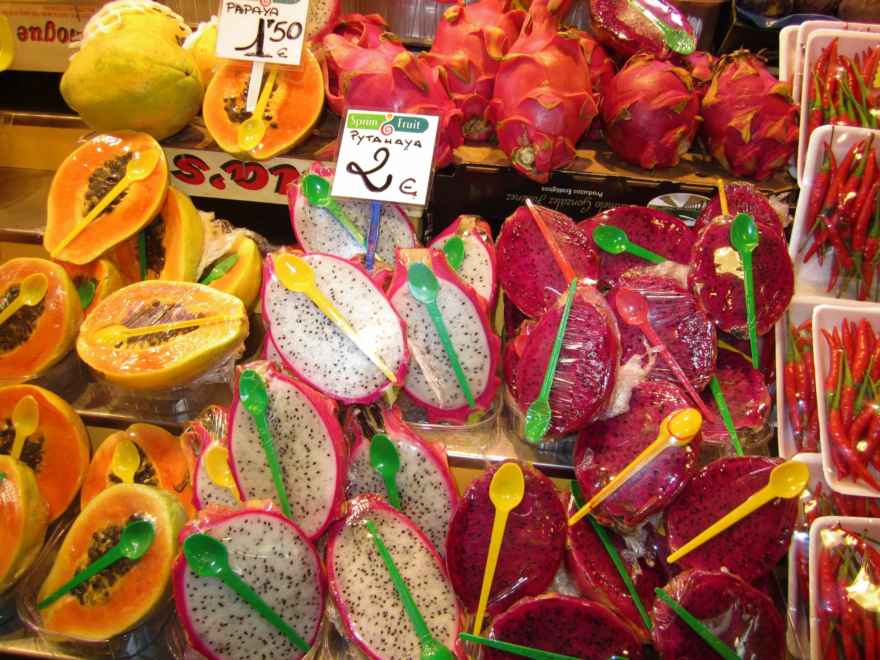 Фрукты Испании. Экзотические фрукты на рынке. Экзотические фрукты Испании. Китайский экзотический фрукт. Экзотические фрукты в магните