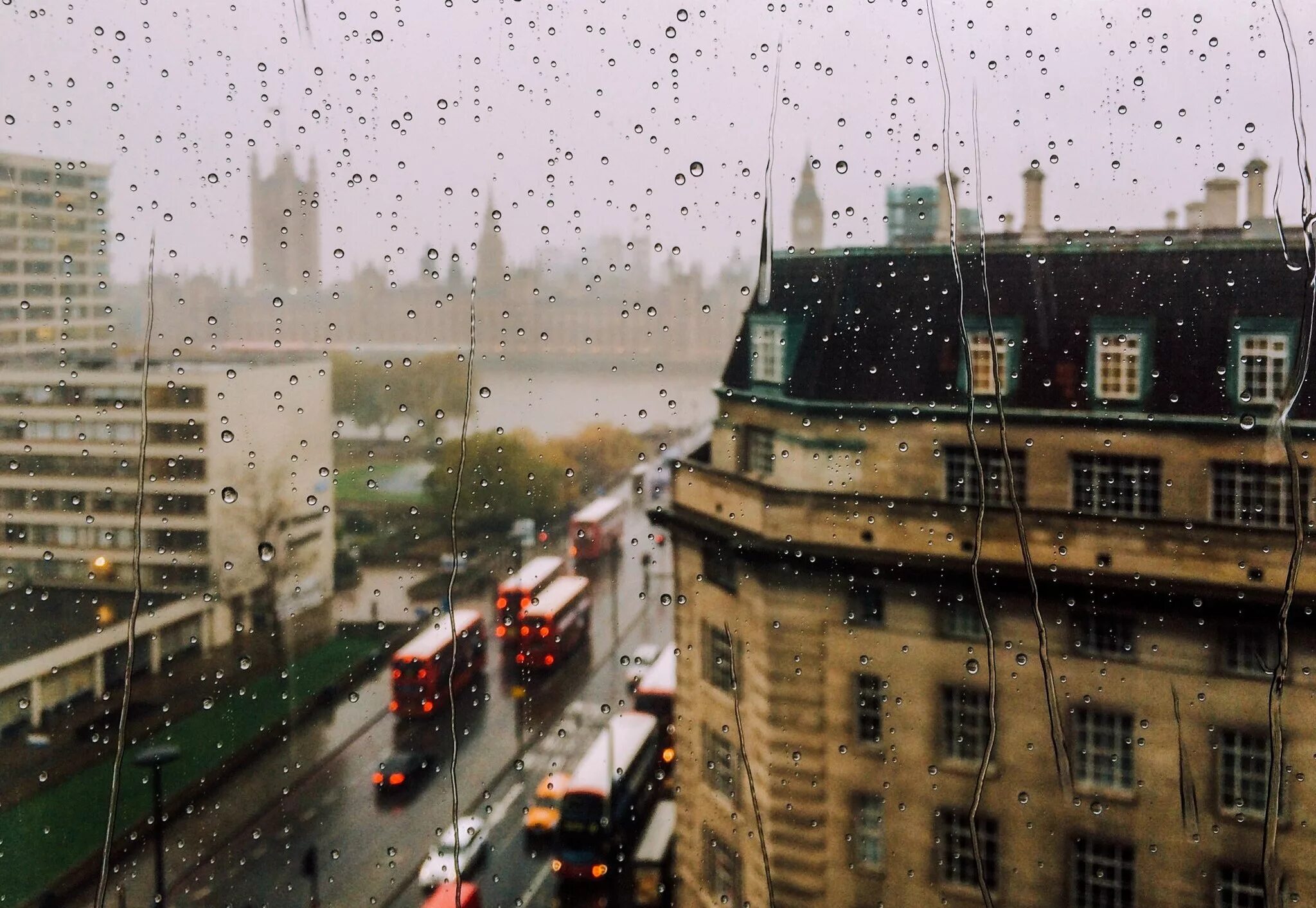 Веселый дождь города. Дождь в городе. Дождь за окном в городе. Вид из окна дождь. Дождливый город Эстетика.