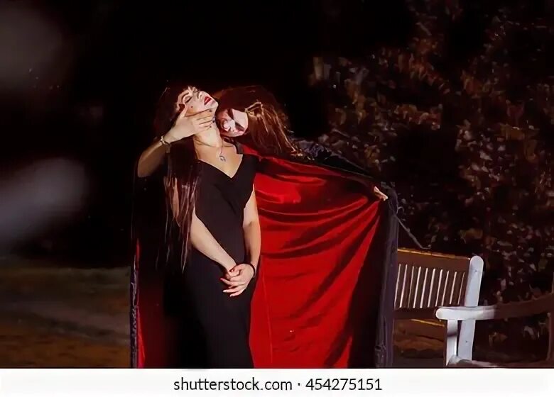 Девушка пьет кровь. Женщины вампиры пьют кровь. Вампир пьет кровь месячных.