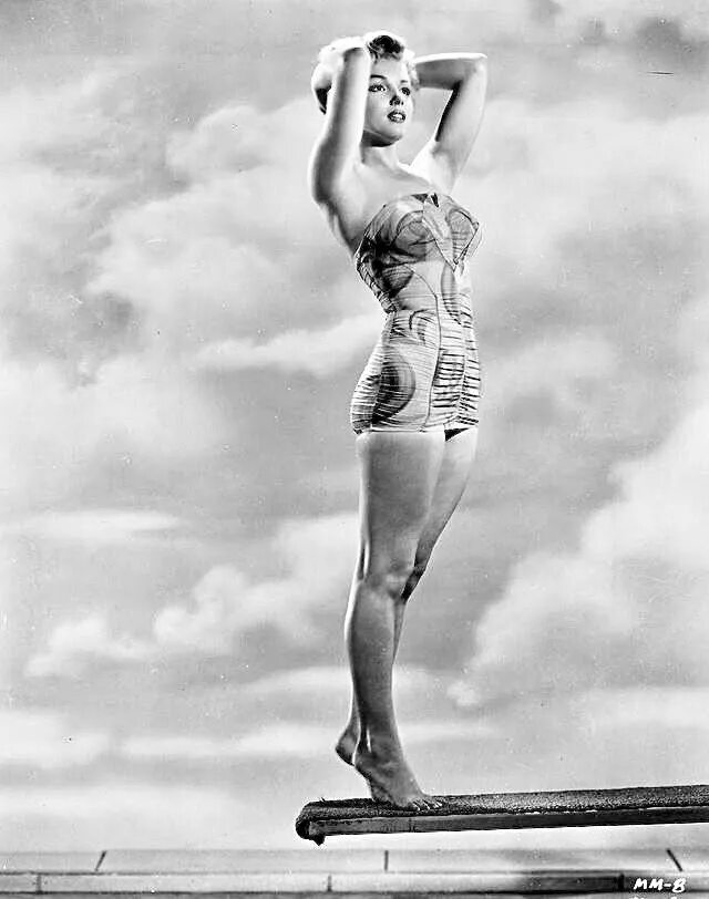 Marilyn shape. Marilyn shape. Параметры мэрилин монро. Колготки marilyn. Бежевые колготки.