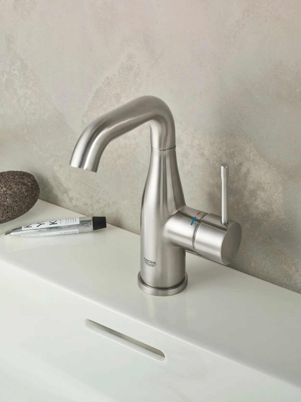 Смеситель Grohe Essence New. Grohe Essence New 23463001. Смеситель для раковины Grohe Essence 23462001. Essence смеситель для раковины 32628001.