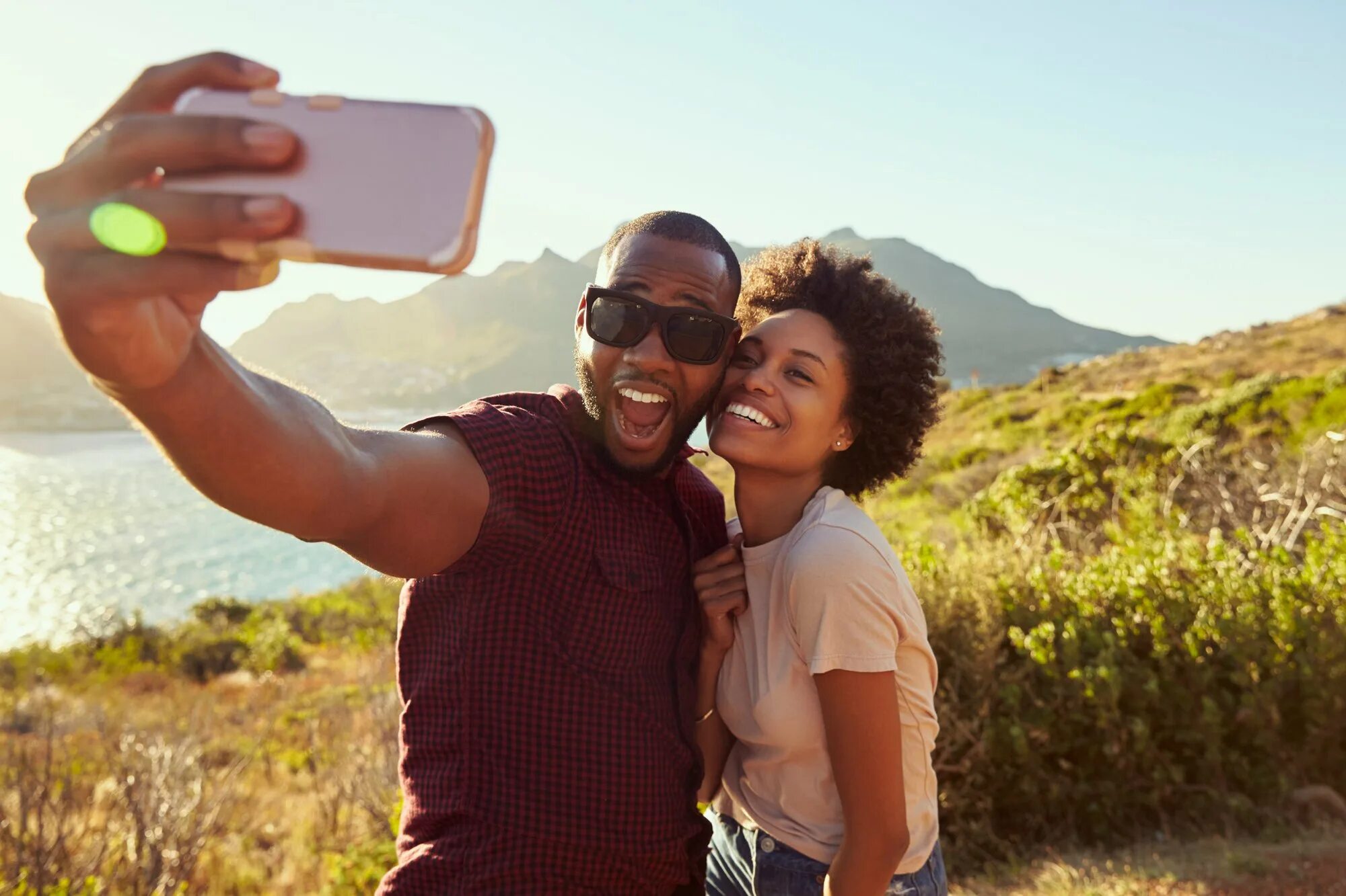 Selfie peg. Селфи людей. Делает селфи. Человек делает селфи. Турист селфи.