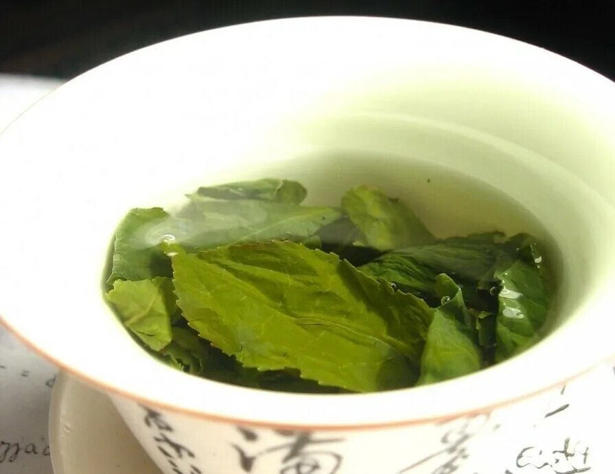 шалфей для полоскания горла. отвар подорожника. отвар из подорожника. листья подорожника отвар. подорожник.