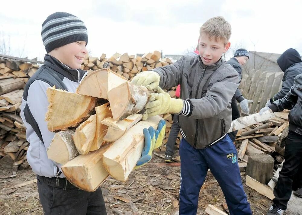 Мальчик с дровами. Дрова для детей. Тащит дрова. Несет дрова.