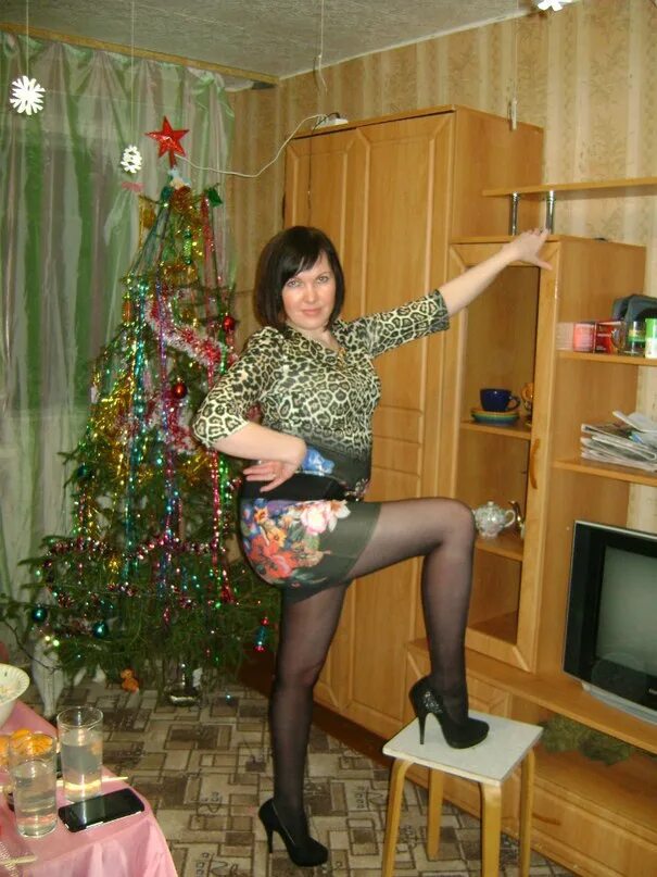 Мамочки зрелые русские сыном. Русская женщина новый год домашнее.
