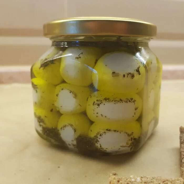 Какой сыр в масле. Шевр козий. сыр шевр. сыр шевр в масле. сыр в баночке с маслом.