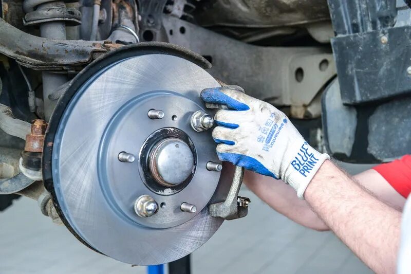 Винты крепления тормозных дисков митсубиси галант 7. Передние тормозные диски паджеро 2. Mitsubishi galant 2007 задние колодки. Замена передних дисков митсубиси галант. Замена тормозных дисков митсубиси.