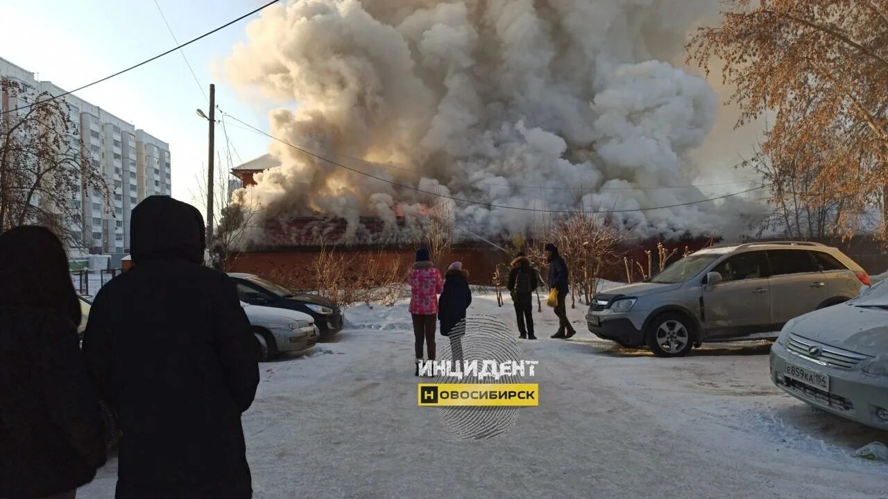 Новосибирск сгорел цех. Пожар в новосибирске сегодня в октябрьском. Пожар в новосибирске сегодня в октябрьском районе. Пожар в новосибирске сейчас в октябрьском. Сгорел дом в новосибирске.