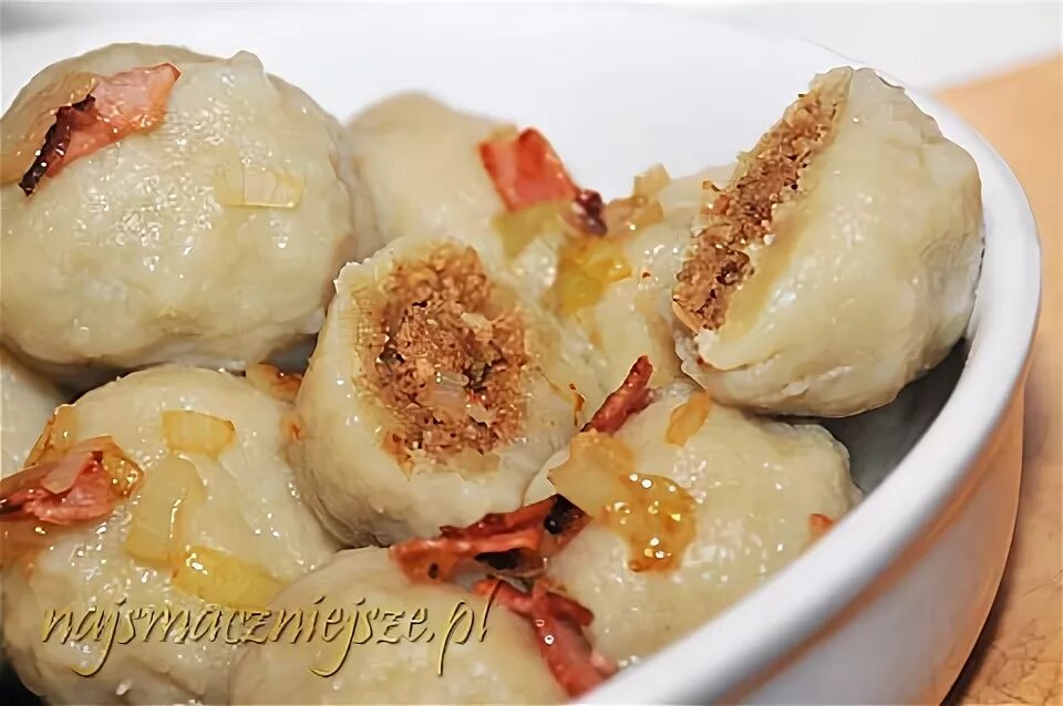 Фрикадельки с клюквенным соусом и микс салата. Пызы белорусские. Клёцки белорусские из картофеля. Комы блюдо. Белорусские клёцки картофельные белорусские.