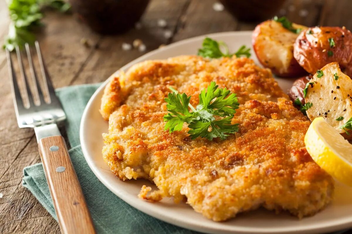 Шницель по венски. Австрийский шницель. Венский шницель (Wiener Schnitzel). Шницель куриный в панировке.