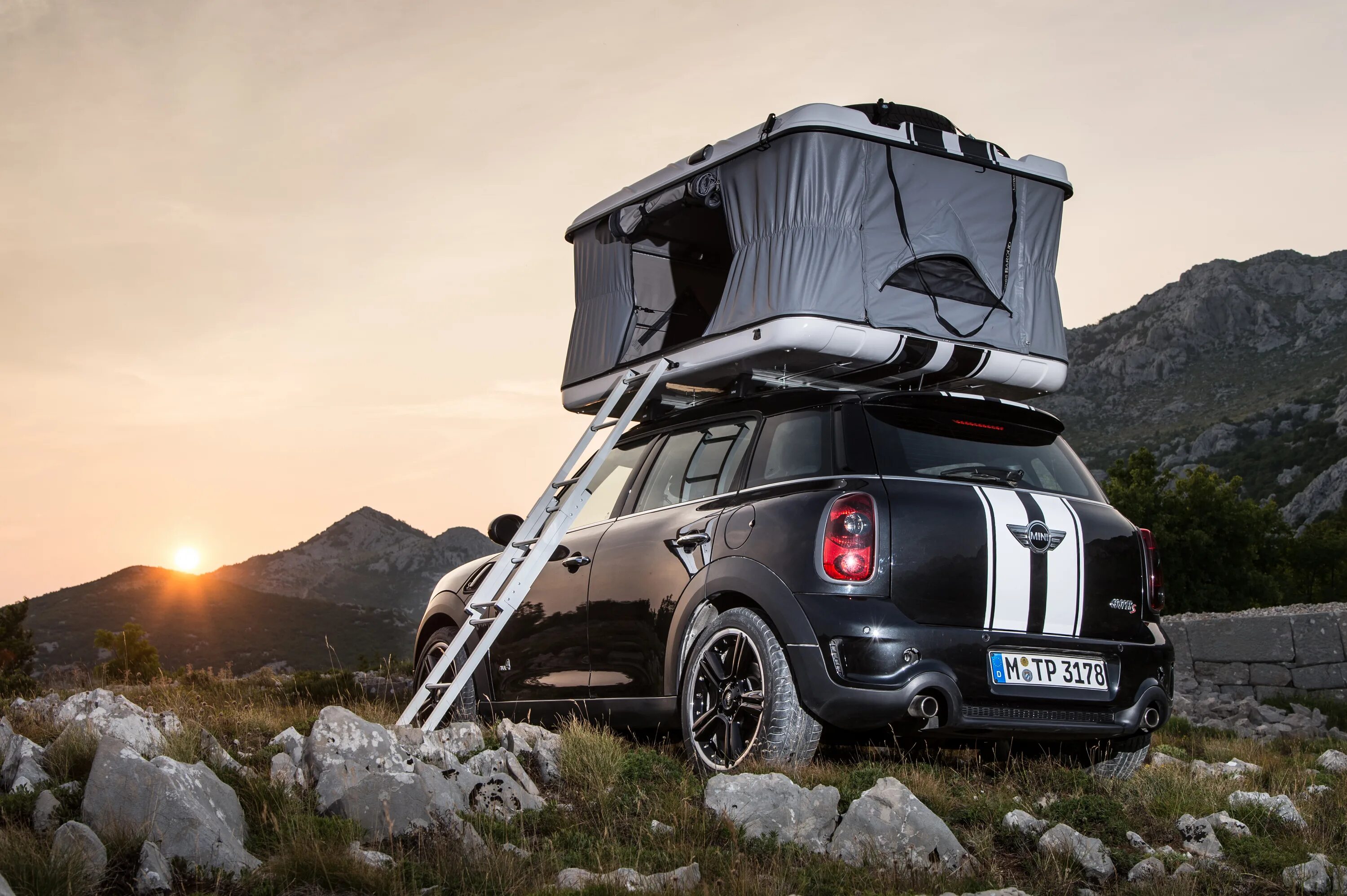 Camp car. Mini Cooper Camper. Мини Купер с палаткой. Мини Купер автодом. Кемпер для мини Купера.