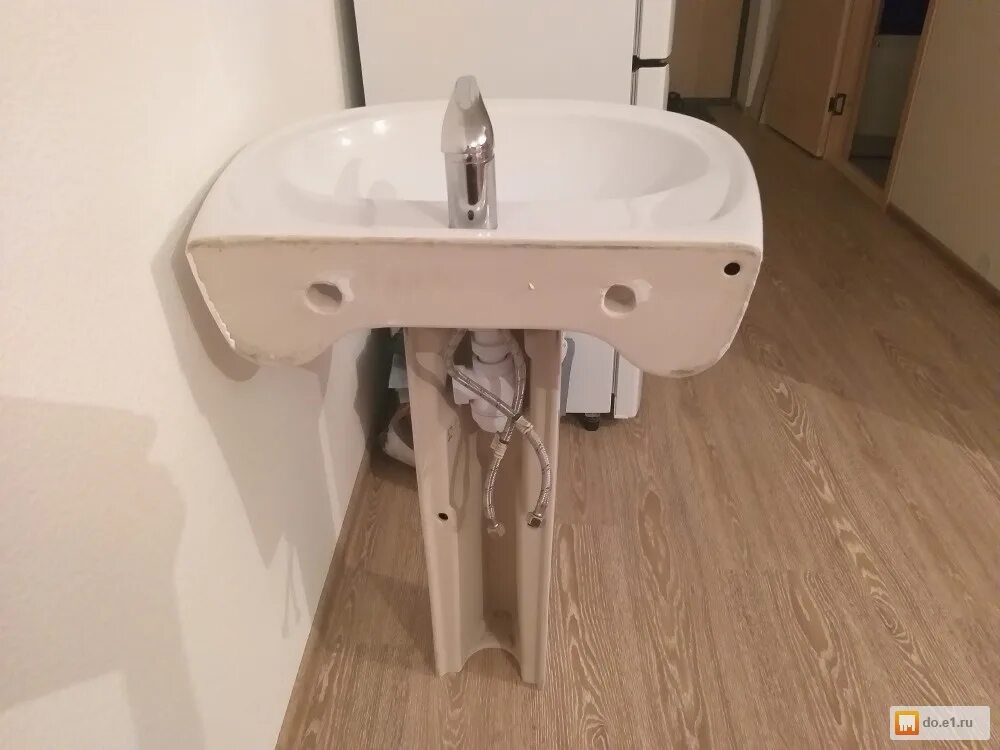 Раковина с пьедесталом. Раковина roca dama senso 80 пьедестал. Умывальник с пьедесталом dama senso 65(80). Пьедестал раковины к стене. Умывальник с пьедесталом.