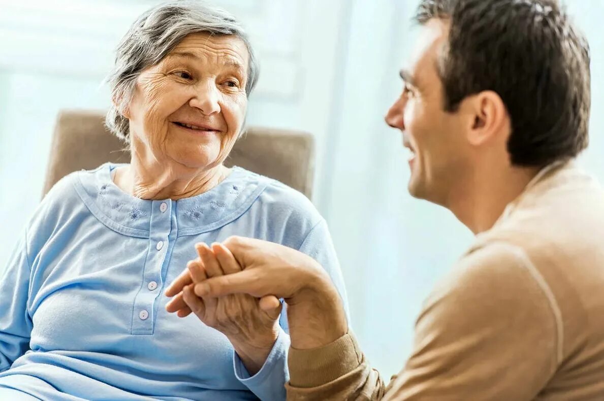 бабушка разговаривает с мамой. взрослые и пожилые люди. забота о близких. бабушка разговаривает с мамой. объятия мамы.