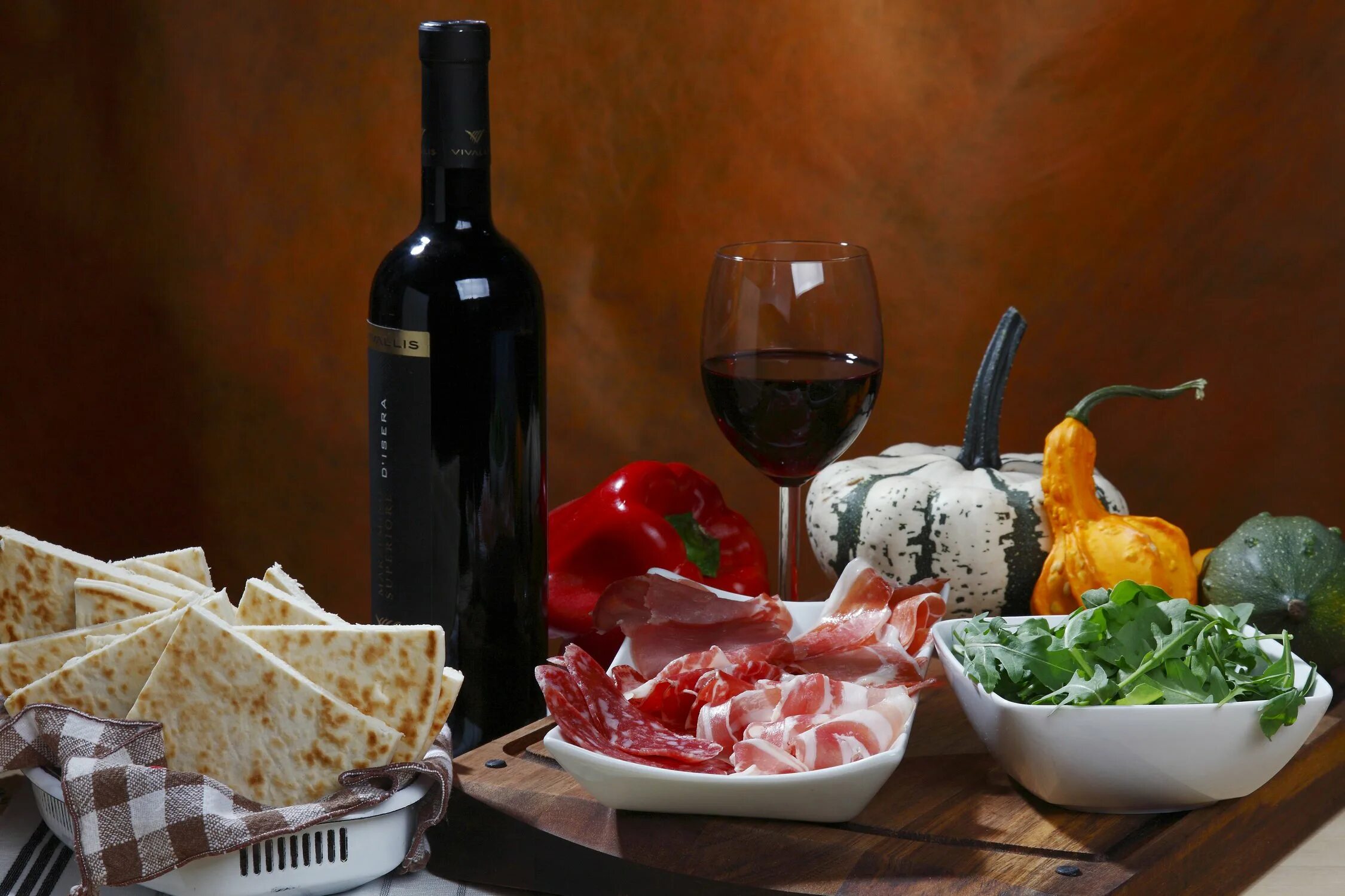 Вино с сушеной рыбой. Вино и сыр. Вино на столе. Закуска для вина. Стол с едой.