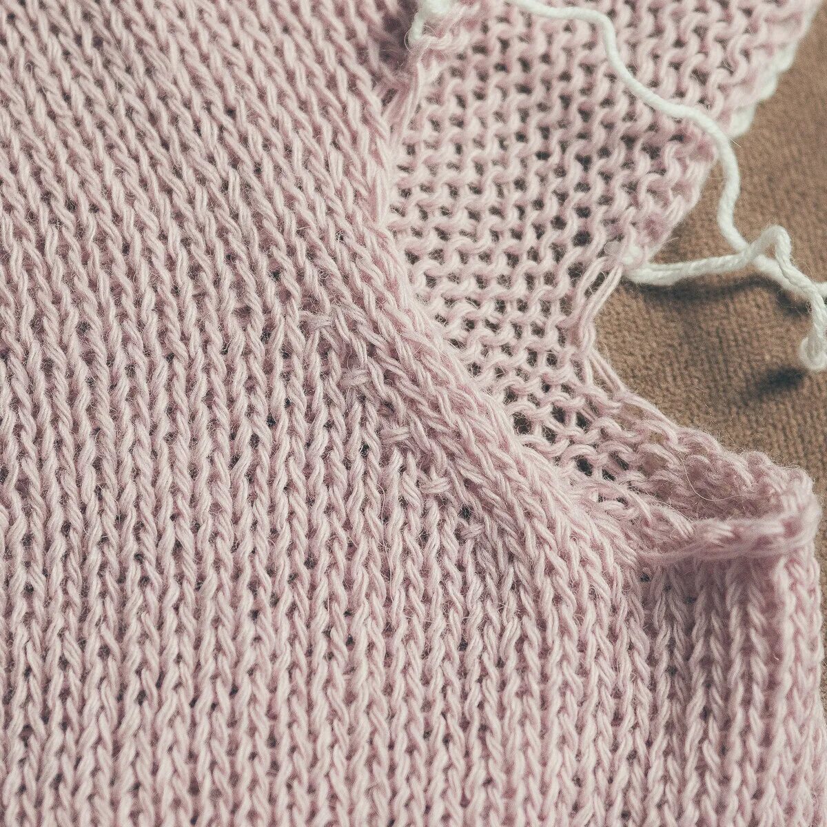 Вязунчик маша. Кофточка хлопок крючком. Белый джемпер крючком. Джемпер с листьями реглан сверху. Джемпер с ажурной линией реглана.