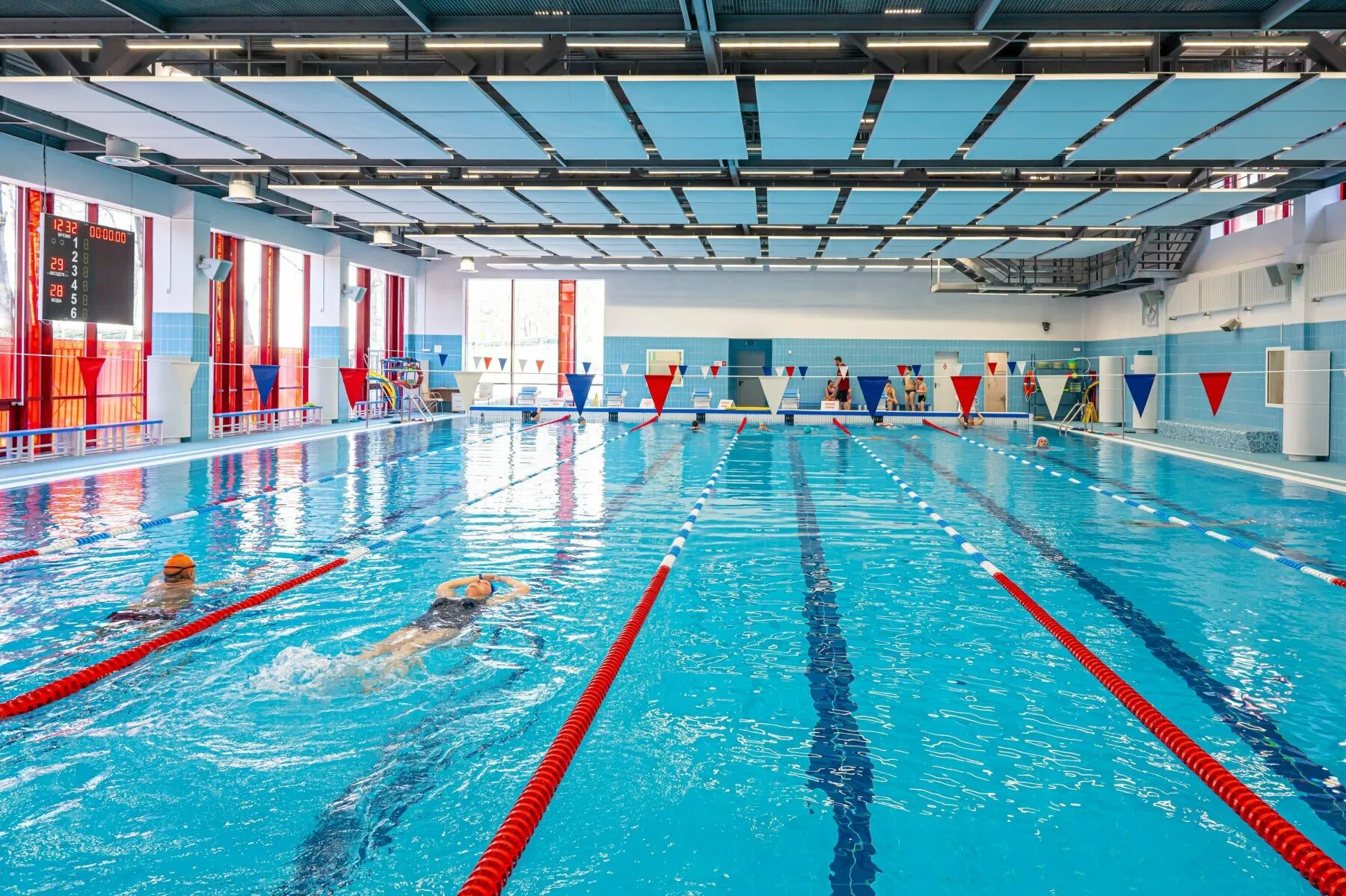 Спорткомплекс с бассейном. Манеж мгсу бассейн. Бассейн в спорткомплексе. Спорткомплекс с бассейном. Восточный спортивный центр бассейн шанхай.