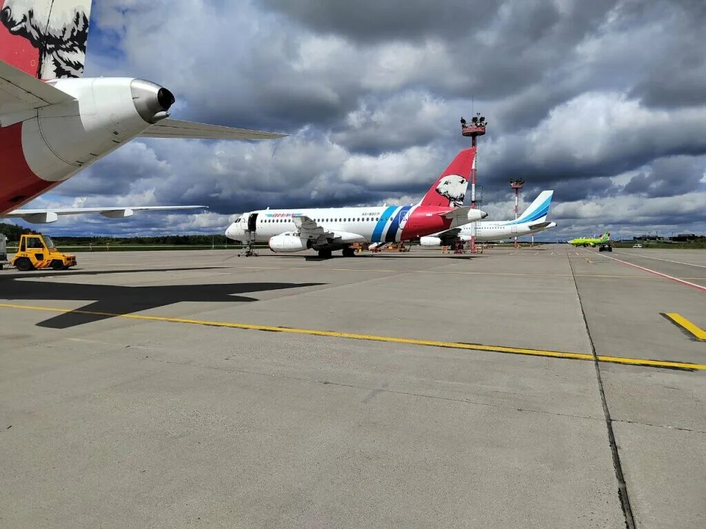 Самолет и аэропорт. Самолёт "полёт". Аэропорт Ноябрьск. Самолеты над Анапой. Аэропорт ноябрьск вылет