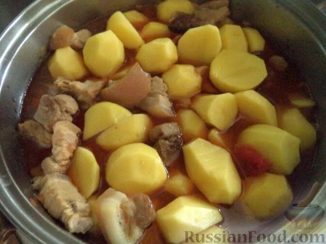 Как сварить картошку с мясом в кастрюле. Жаркое из свинины с картошкой в казане на плите. жаркое из свинины с картошкой в кастрюле. картошка по домашнему с мясом в кастрюле. мясо с картошкой в казане на плите из свинины.