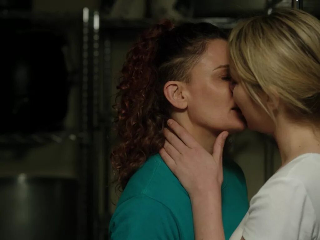 21 lesbian. Даниэль Кормак и Кейт Дженкинсон. Даниэль Кормак и Кейт Дженкинсон поцелуй. Би и Элли Вентворт. Уэнтуорт (2013).