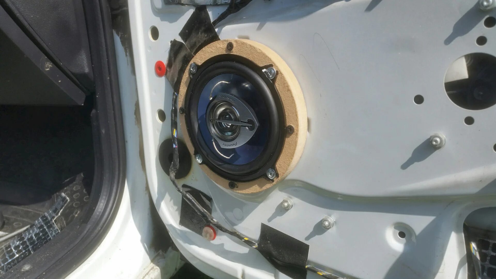 Динамики на ниссан альмера классик. Не работает задний ход калина. Почему не работают задние колонки. Калина люкс 1 седан задние динамики. Lada kalina 2 задние динамики.