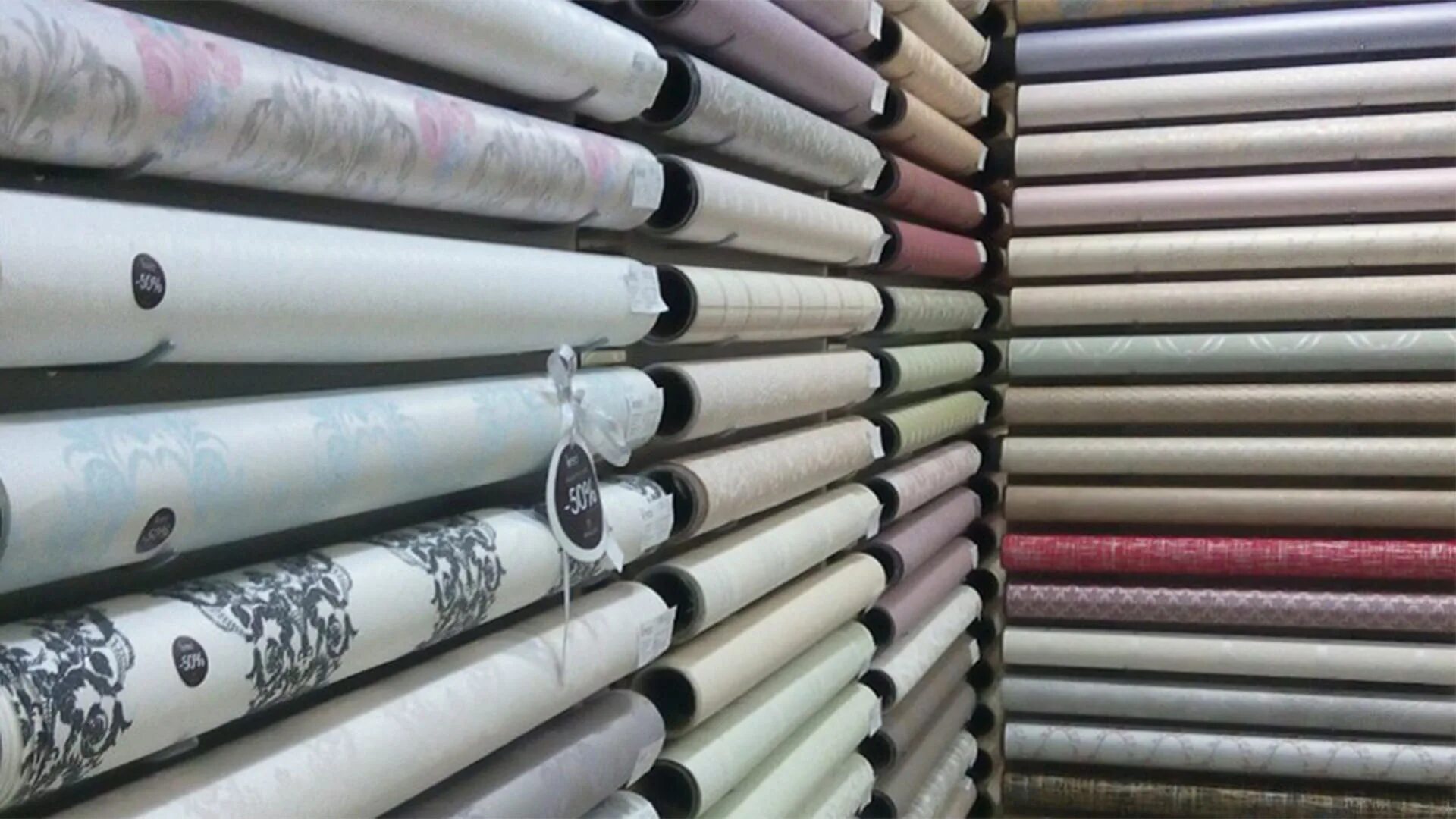 Можно ли сдать рулон обоев. Рулон обоев. Этикетка на рулоне обоев. Рулон обоев. Обои рулонные.