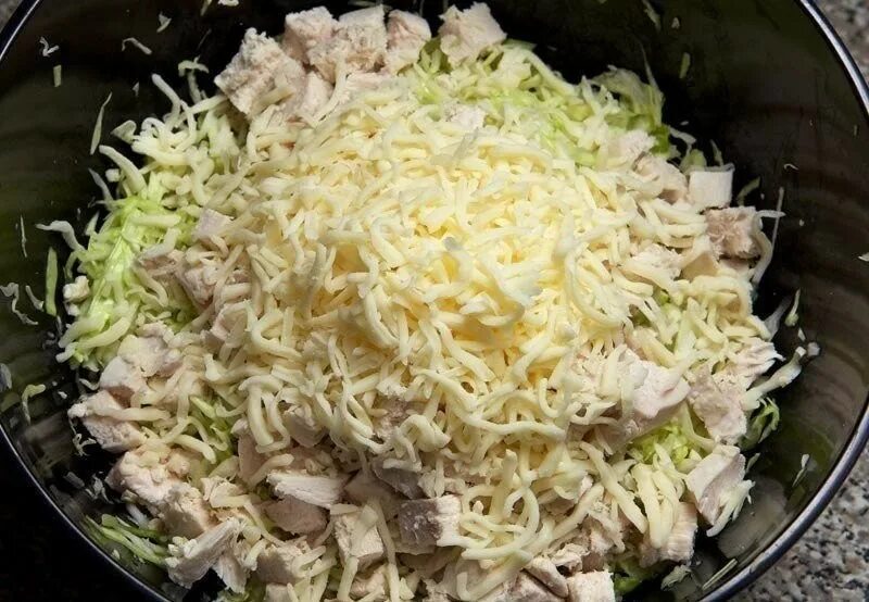 Капусты куриные. Салат из свежей капусты с курицей. салат с капустой и курицей. салат со свежей капустой и курицей. салат из капусты и курицы.