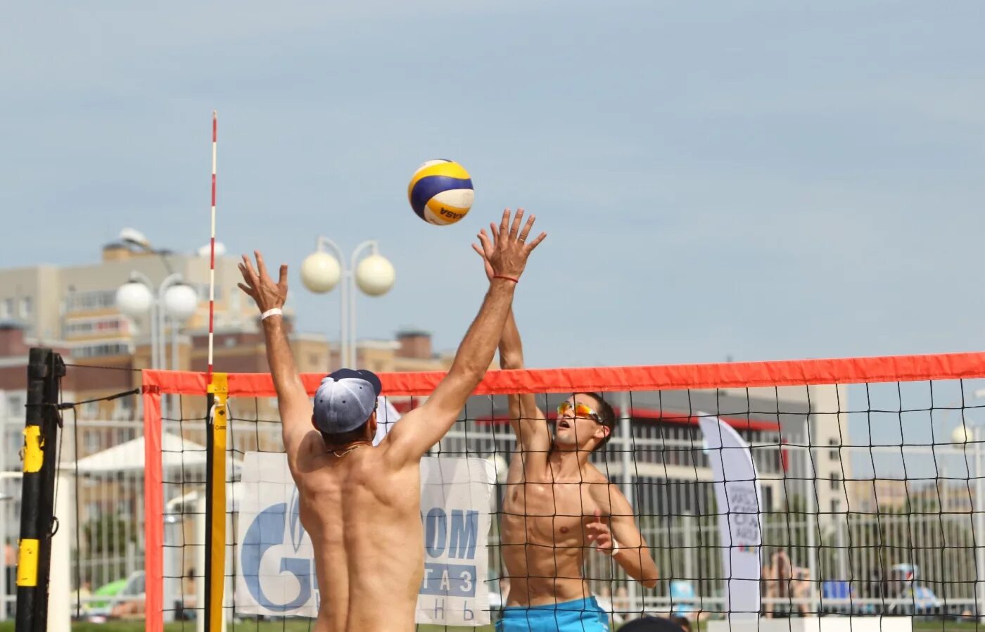 Beach cup. Зенит волейбольная пляжная форма. Пляжный волейбол площадь революции.