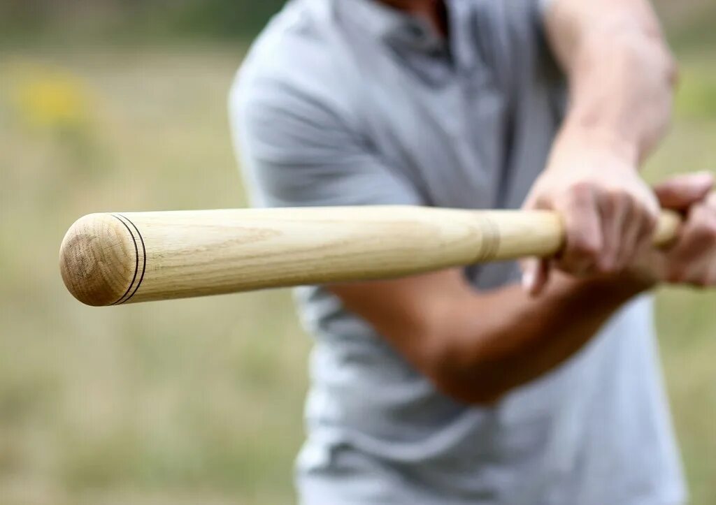 Подряд битой. Убил бейсбольной битой. man with baseball bat. baseball bat man.