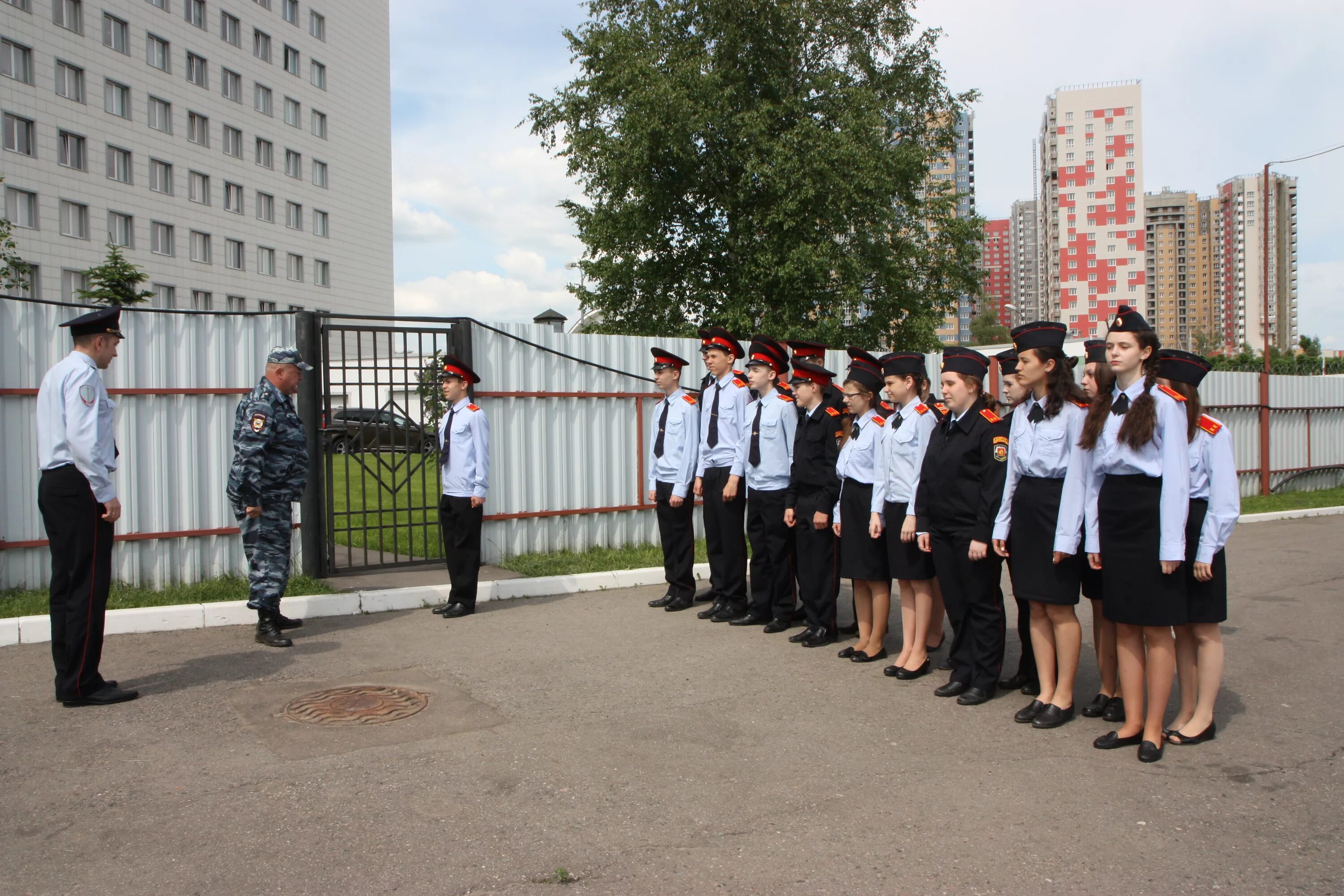 Школа милиции. Полицейский в школе. Шкода полиция. Школа полиции в Москве. Дети сотрудника полиции в школу