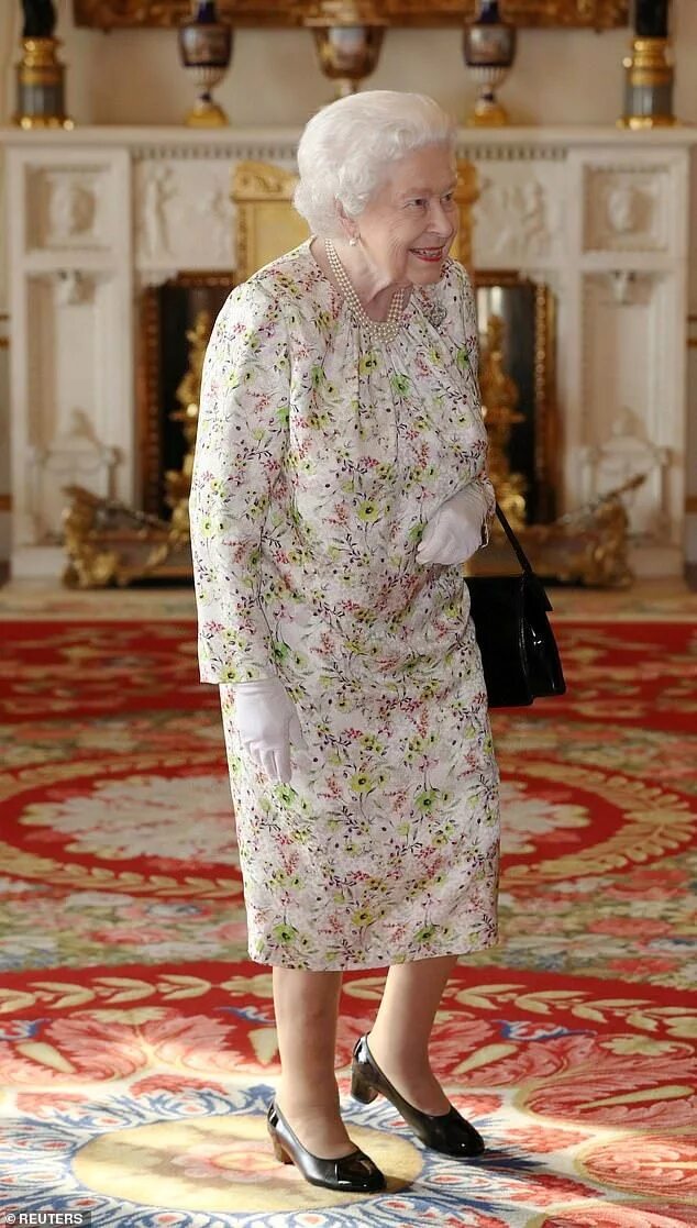 keke I love the Queen and her fashion sense. I wish my grandma would dress like 