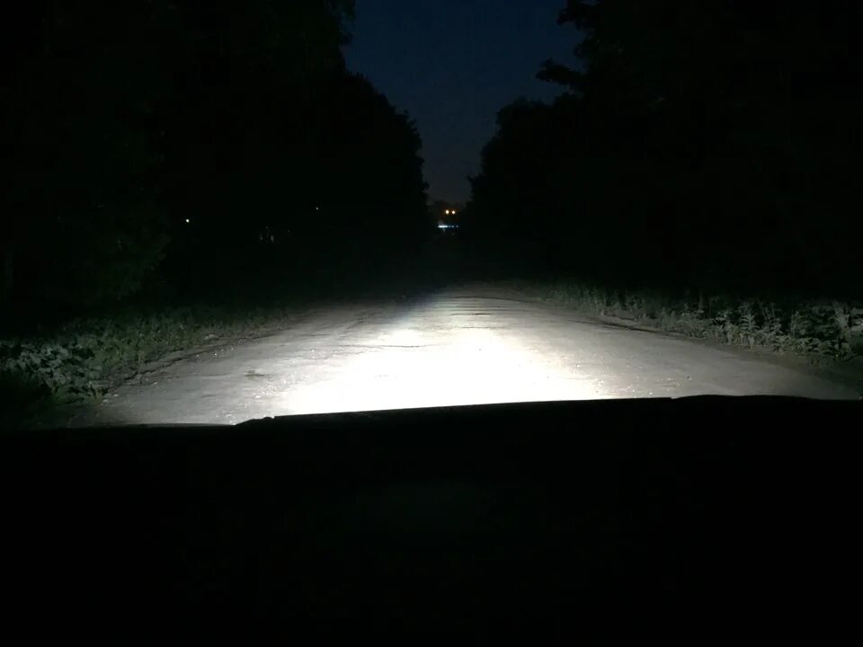 Стг ксенон галоген. Ксенон фокус 3 8000к. Биксеноновые линзы hella. Как светят линзы в фарах. H 4 диодные лампы ближний дальний свет.