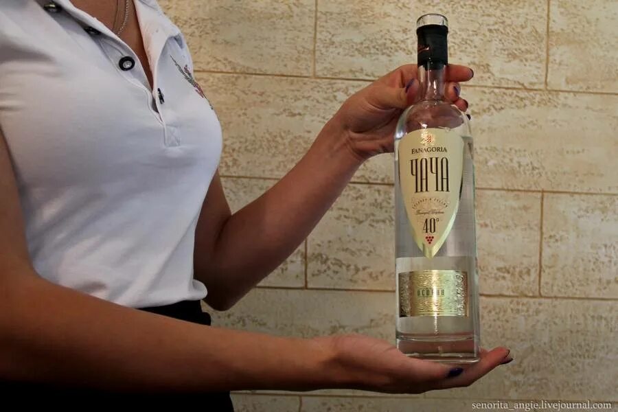 Чача как пить. Grappa чача. Пьют чачу. Чача абхазия. Чача грузинская.