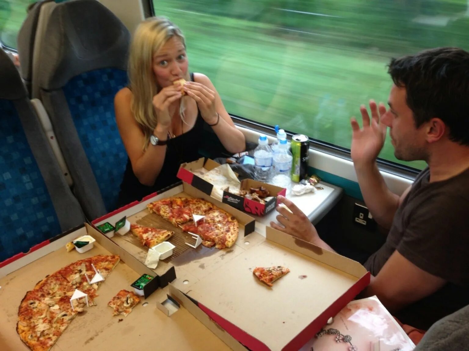 Питание в вагоне поезда. Еда в вагоне. Питание в поезде. Столик с едой в поезде. Пицца в поезде.