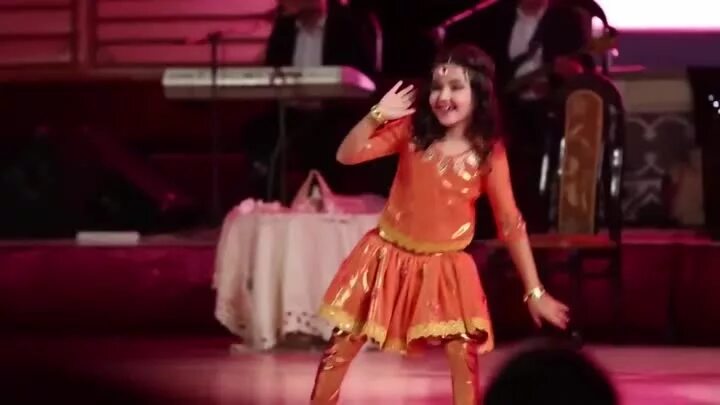 Слепая девочка поет хатуба. Слепая индийская девочка поёт-хатуба. Девочка поет для мамы. Индия таланты дети. Девочка поет индийскую песню.