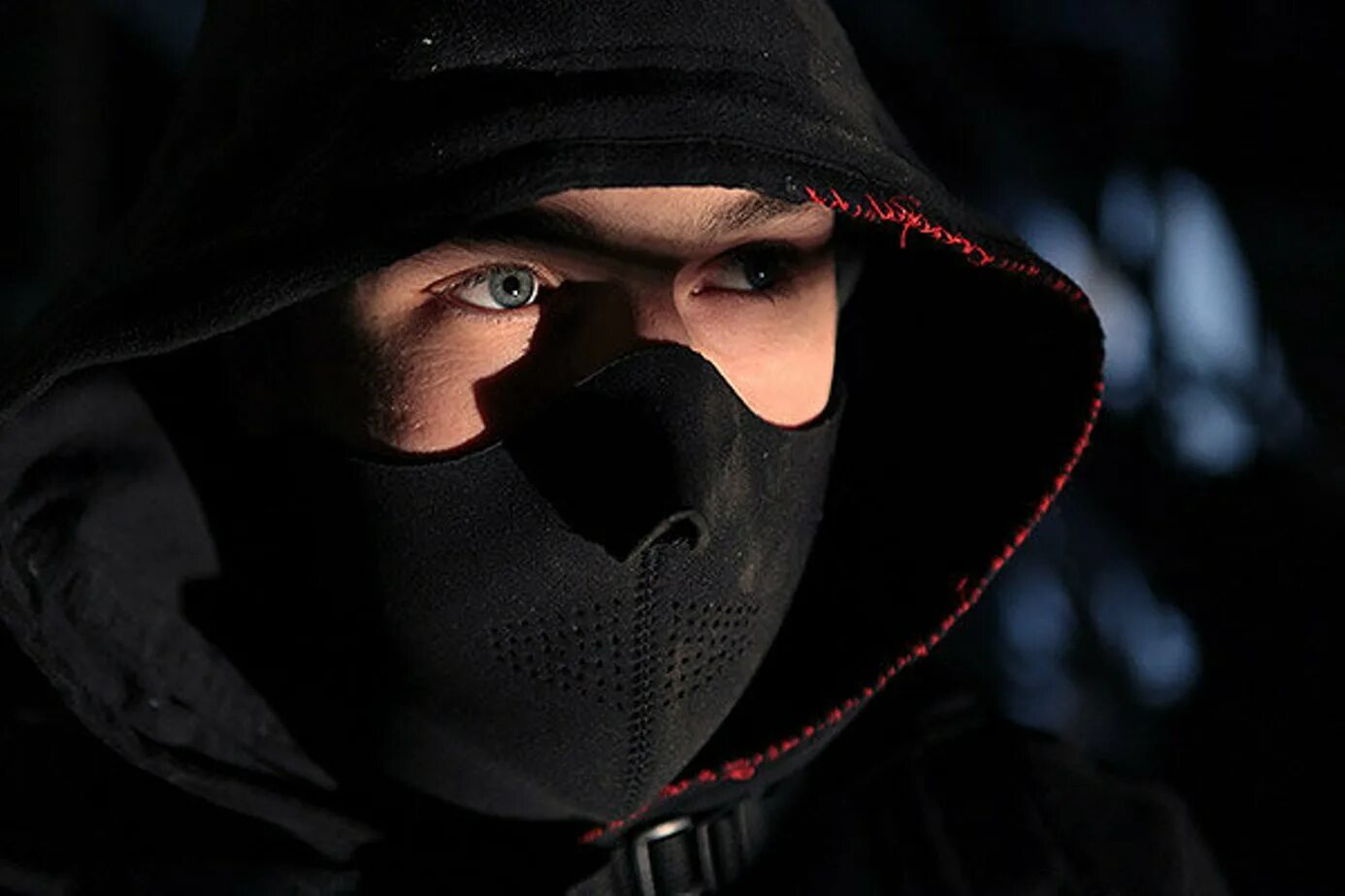 Человек в маске и капюшоне