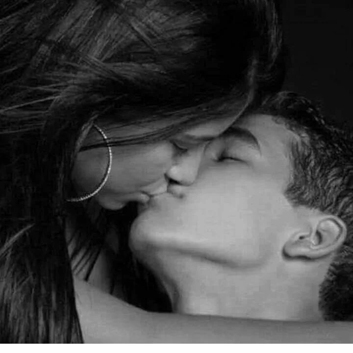 Фото девушки целует воздух. Девушка целует камеру. In her kiss. In her kiss. In her kiss.