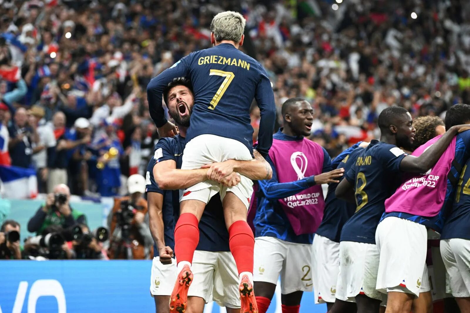 Нападение англии на францию. Сборная Франции 2022. Франция в полуфинале. Гризманн сборная Франции. Футболисты сборной Франции 2022.