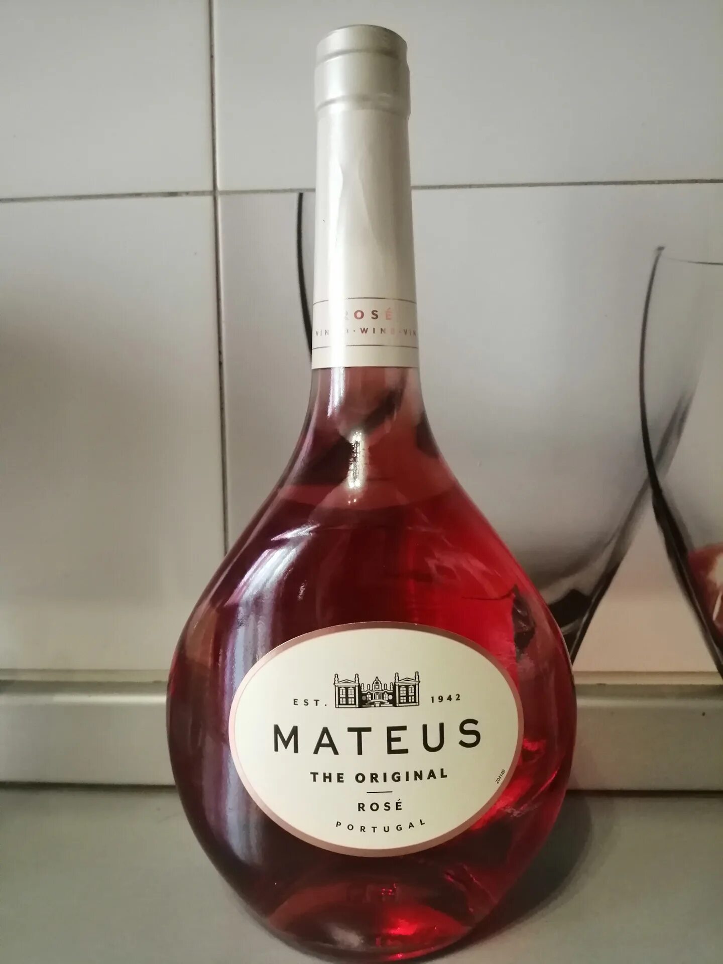 Розовые португальские вина. Вино "Mateus" Rose. Португальское вино. Вино розовое полусухое Португалия Mateus. Вино Mateus Rose розовое полусухое.