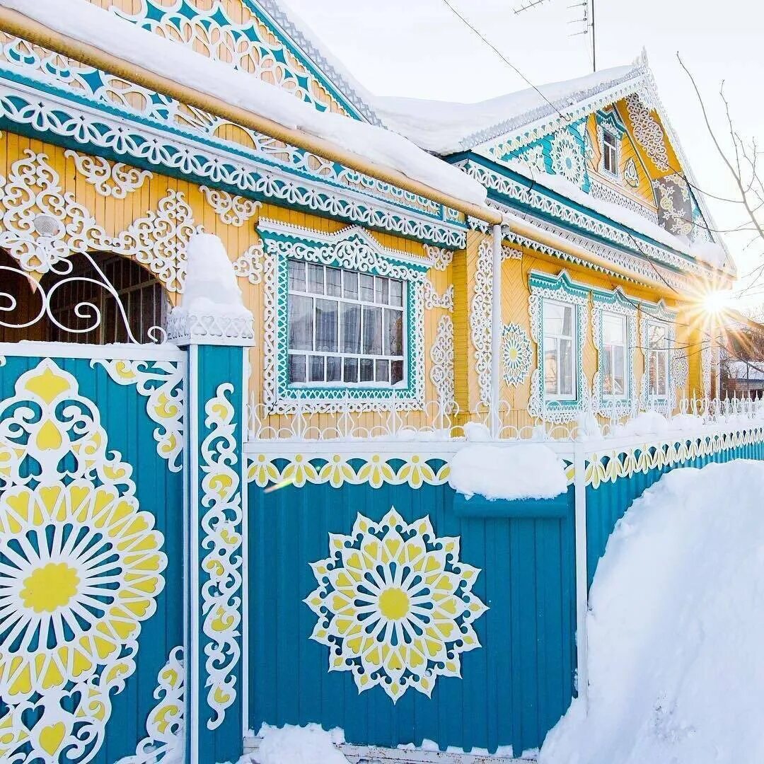Украшение фасада сельского дома. Татарская изба чаршау. Национальное жилище татаров. Дом по татарски. Татарская срубная изба.
