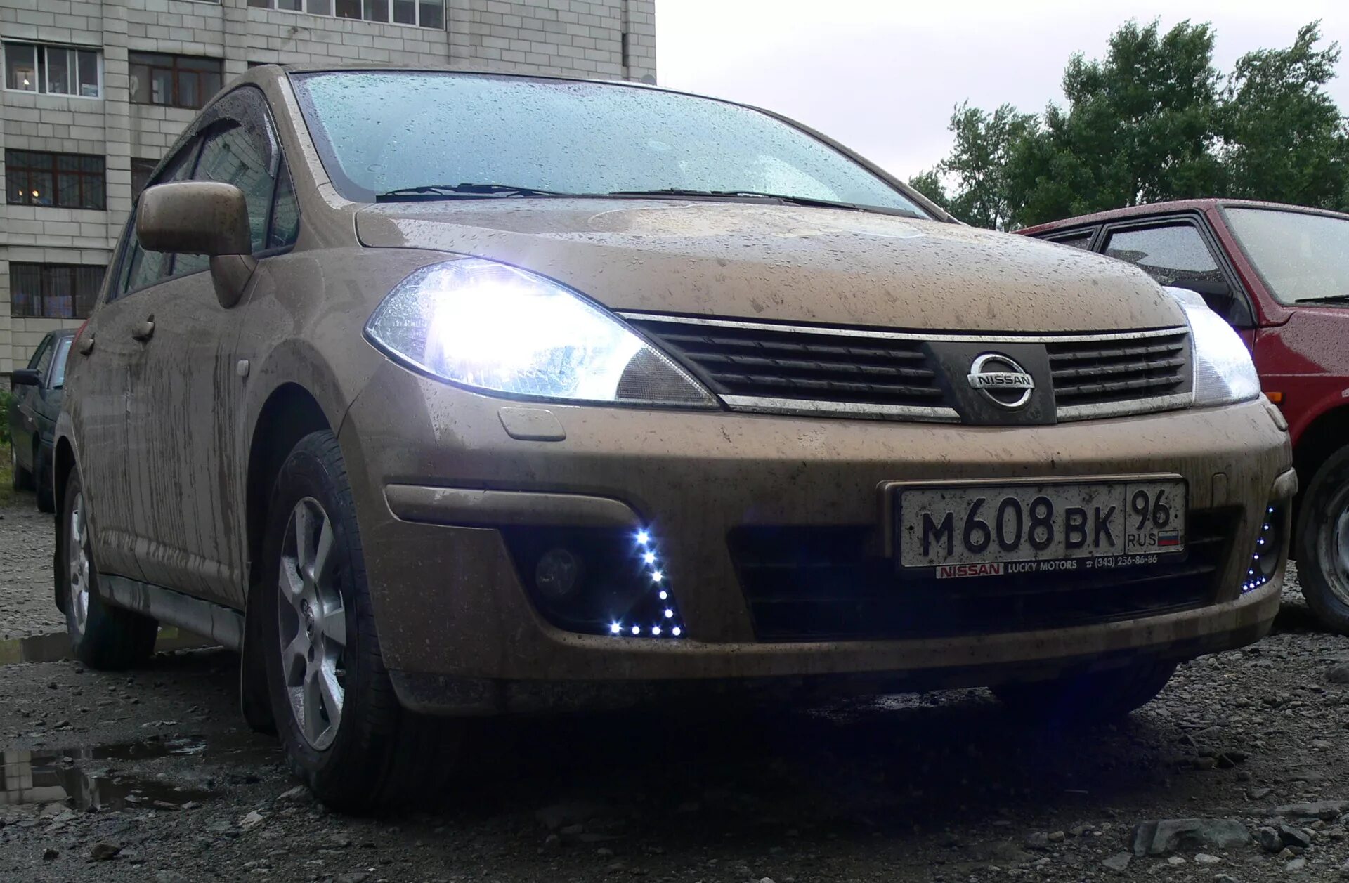 Птф тиида. Nissan Tiida 2008 ПТФ. Nissan Tiida 2010 Габаритные огни. ПТФ С ДХО на Nissan Tiida 2008. ДХО Nissan Tiida.