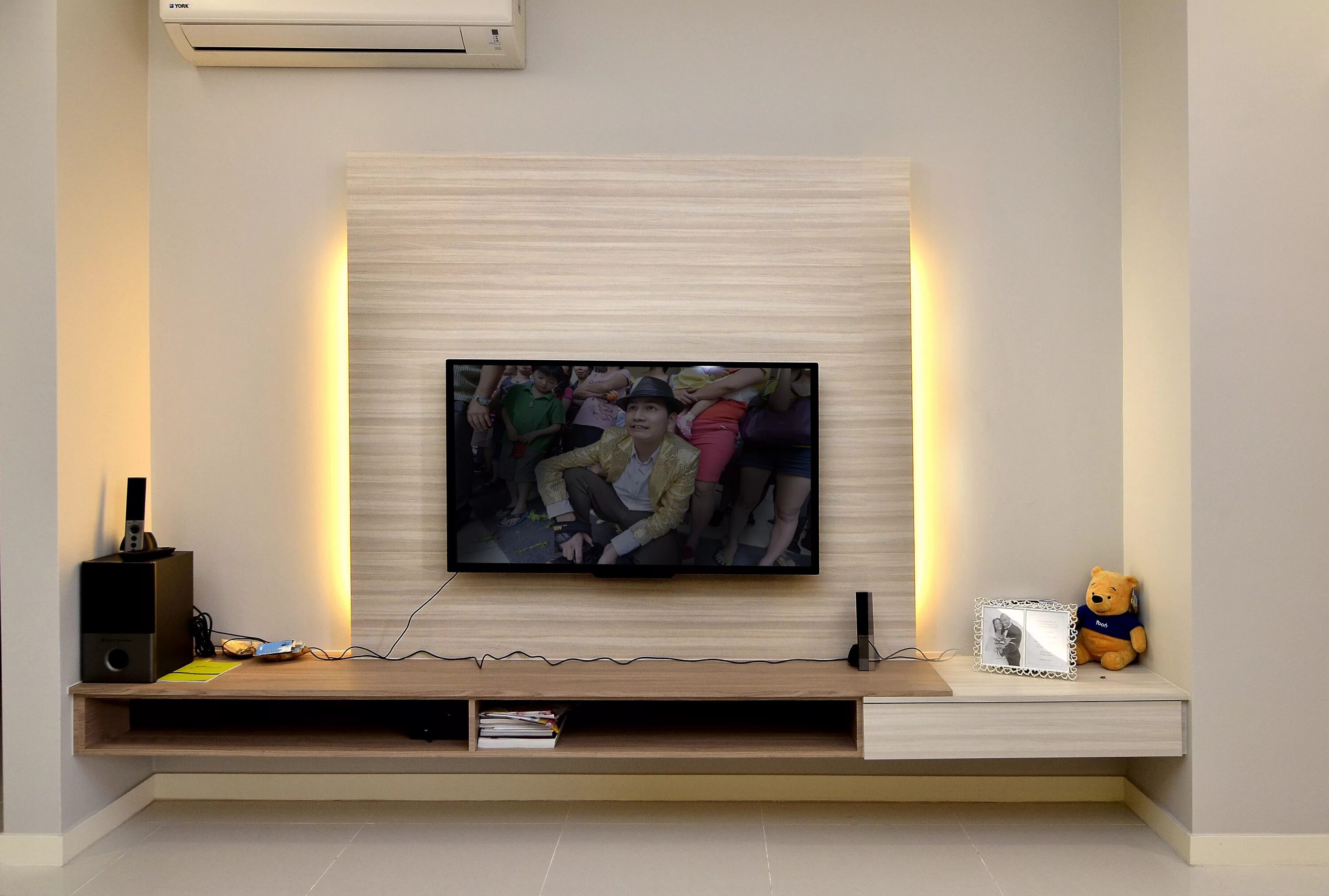 Tv detail. Подвесная тумба под ТВ oled65w9pla. Телевизор в интерьере. Панель для телевизора. Настенная панель для телевизора.