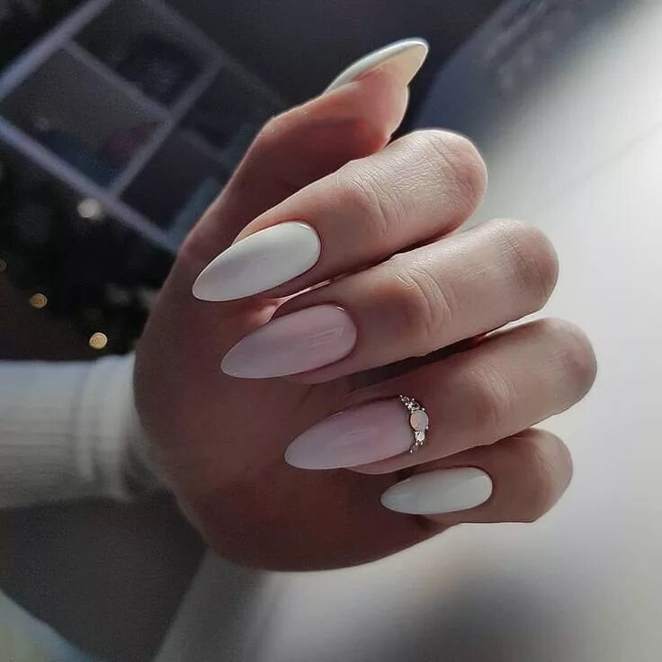Нежный белый маникюр миндаль Pin by Таня Нестерчук on Дизайн ногтей Glow nails, Elegant nails, Nails
