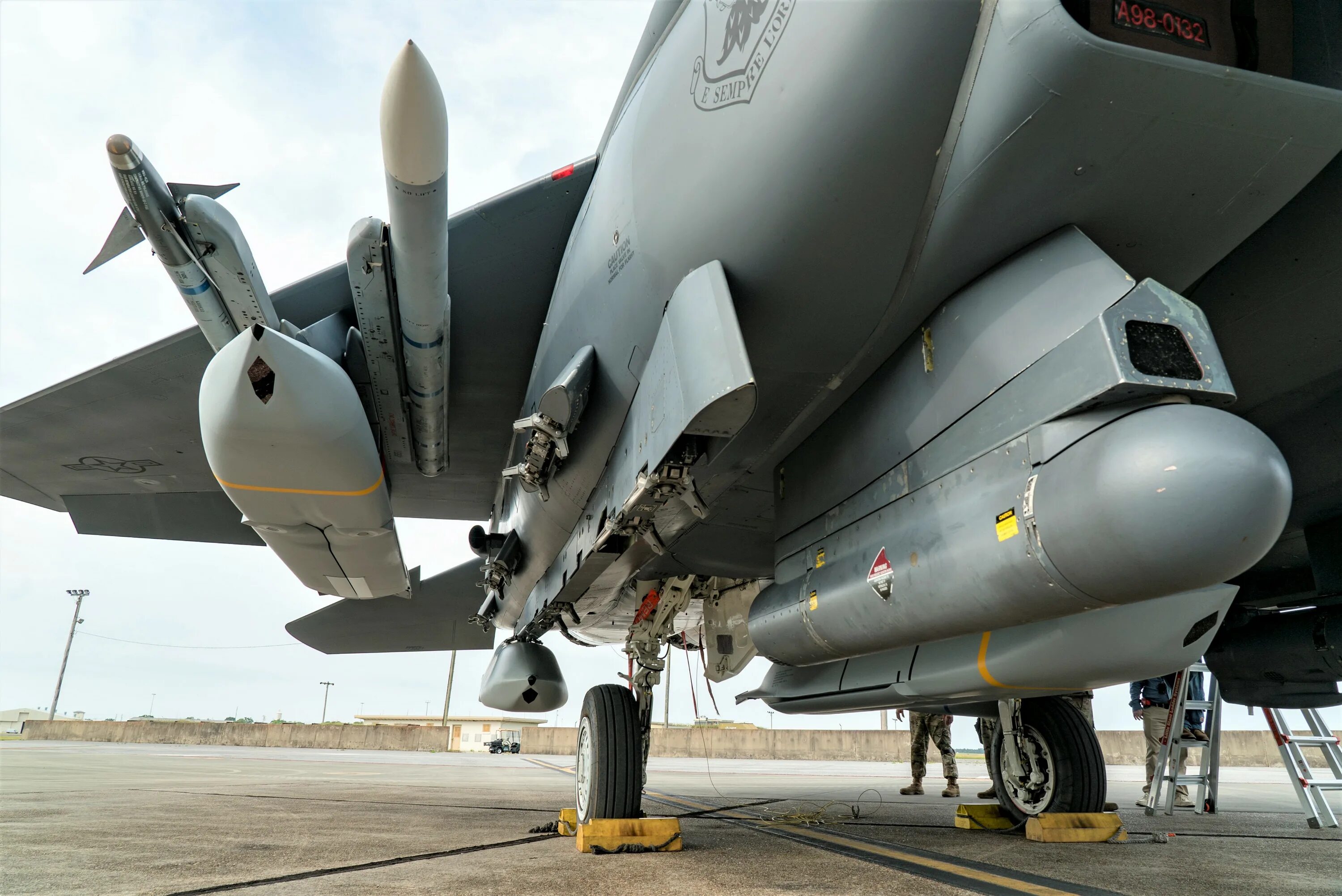 Ракета сша jassm. Ракеты agm-158 jassm-er. f-15 agm-158. ракеты agm-158 jassm на ф-15. f-15e strike eagle.