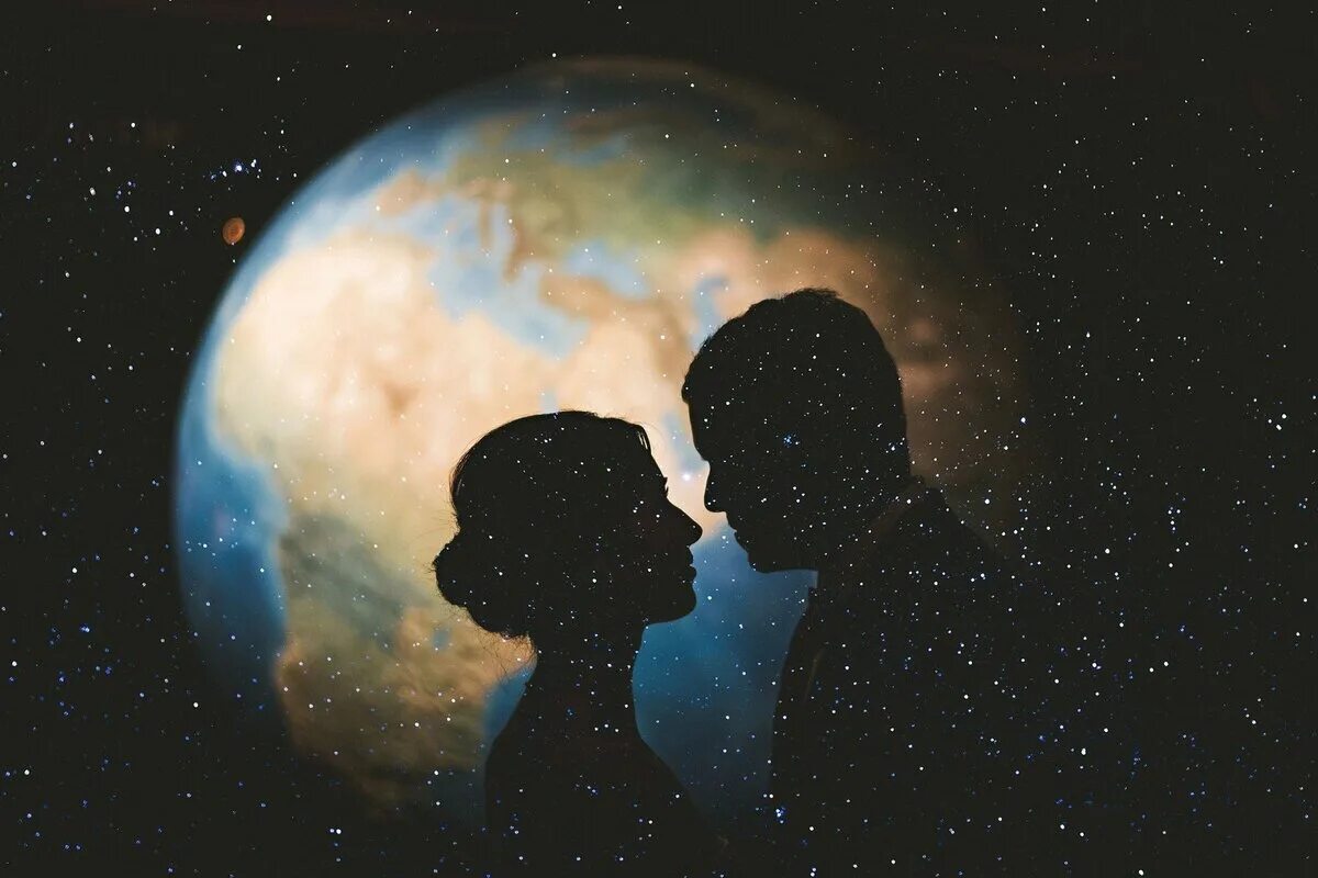 На земле осталось 2 человека. Мужчина и женщина космос. Двое в космосе. Космическая любовь. Это любовь Притяжение.