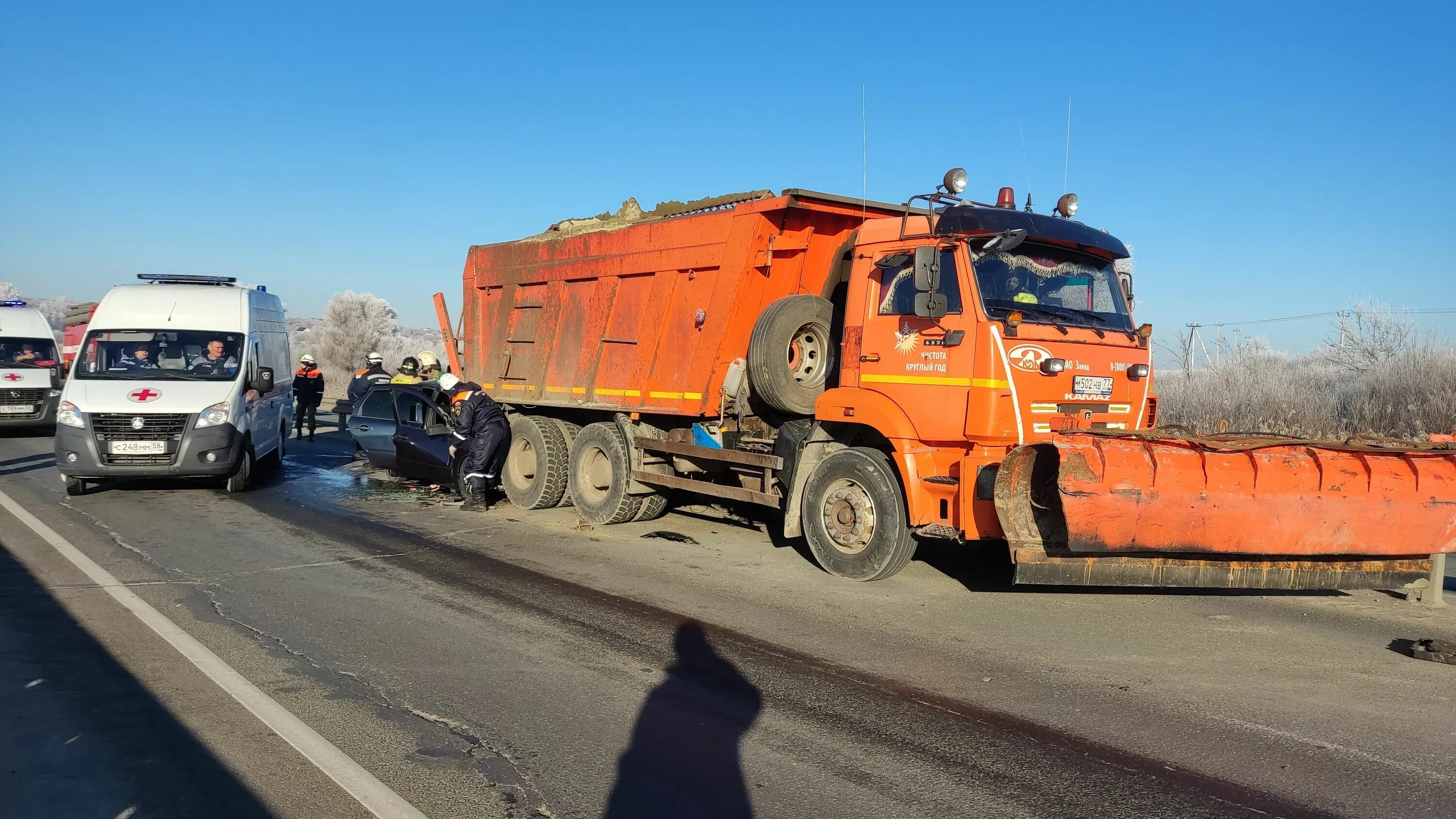 М 5 урал пенза. Авария на трассе м5 вчера в Пензенской области. Аварии в Пензенской области на трассе м5. Машина дорожной службы. Авария в Пензе вчера на трассе м5.